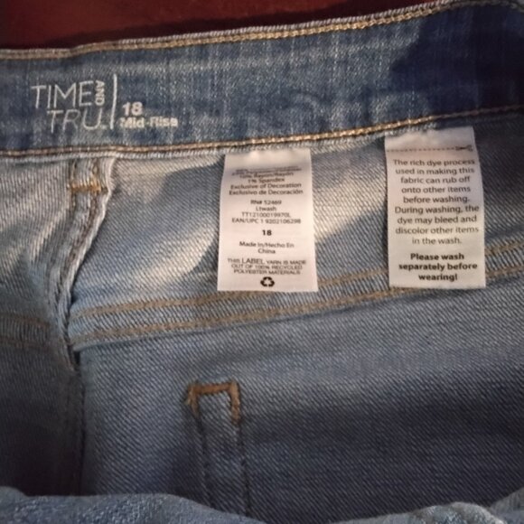 Time and Tru Women's Size 18 Mid Rise Cuffed 4" Denim Short Light Wash - Picture 3 of 3
